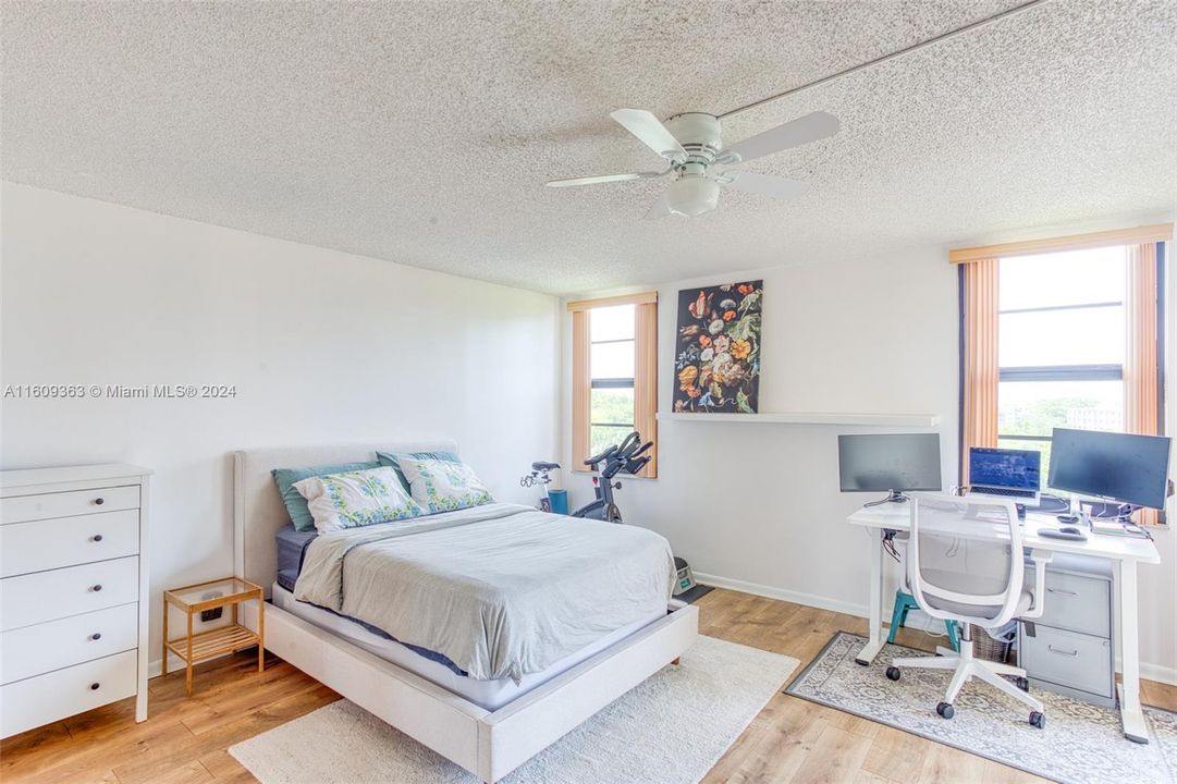 For Sale: $270,000 (2 beds, 2 baths, 1050 Square Feet)