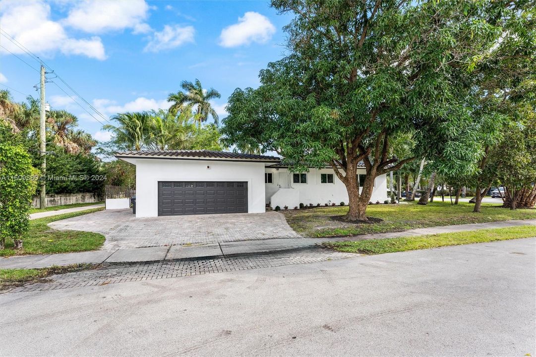 For Sale: $1,495,000 (4 beds, 3 baths, 2381 Square Feet)