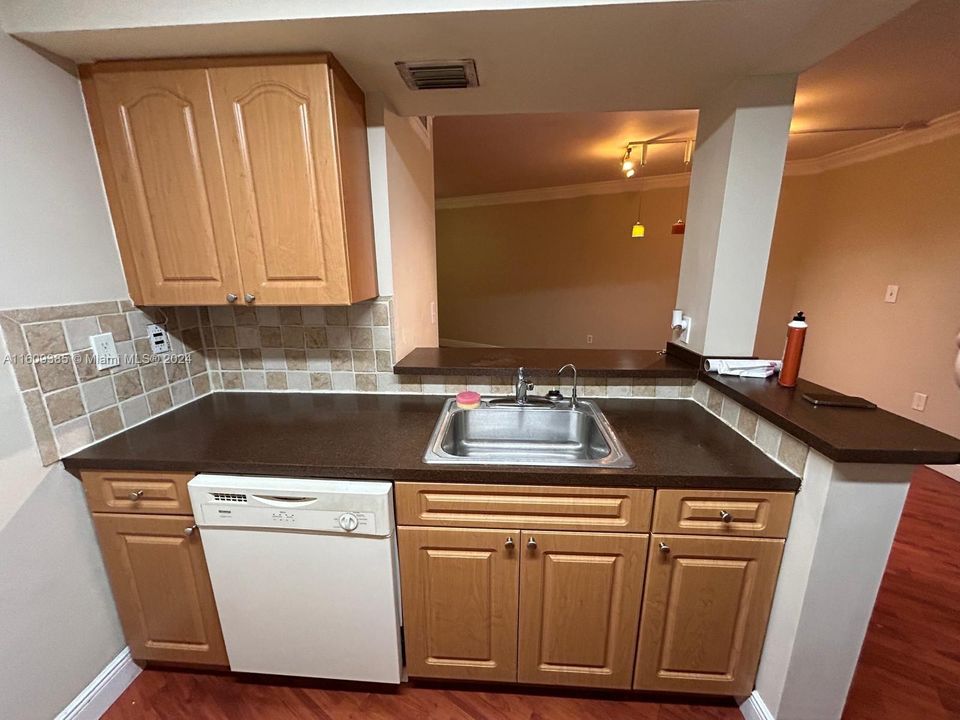 For Rent: $2,300 (2 beds, 2 baths, 960 Square Feet)