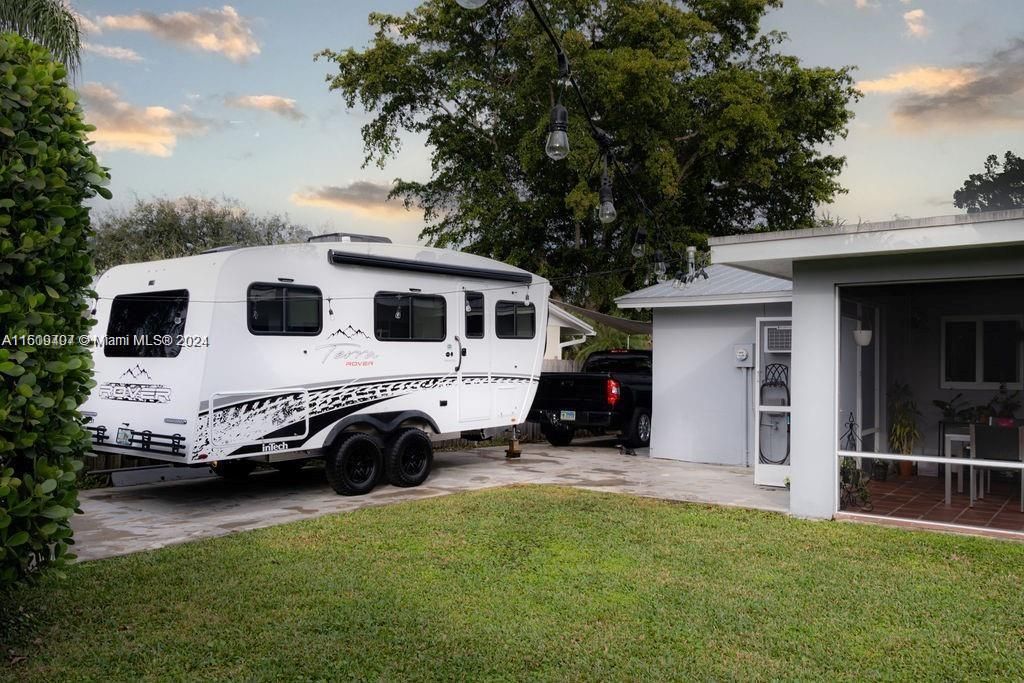 For Sale: $738,000 (3 beds, 2 baths, 1164 Square Feet)