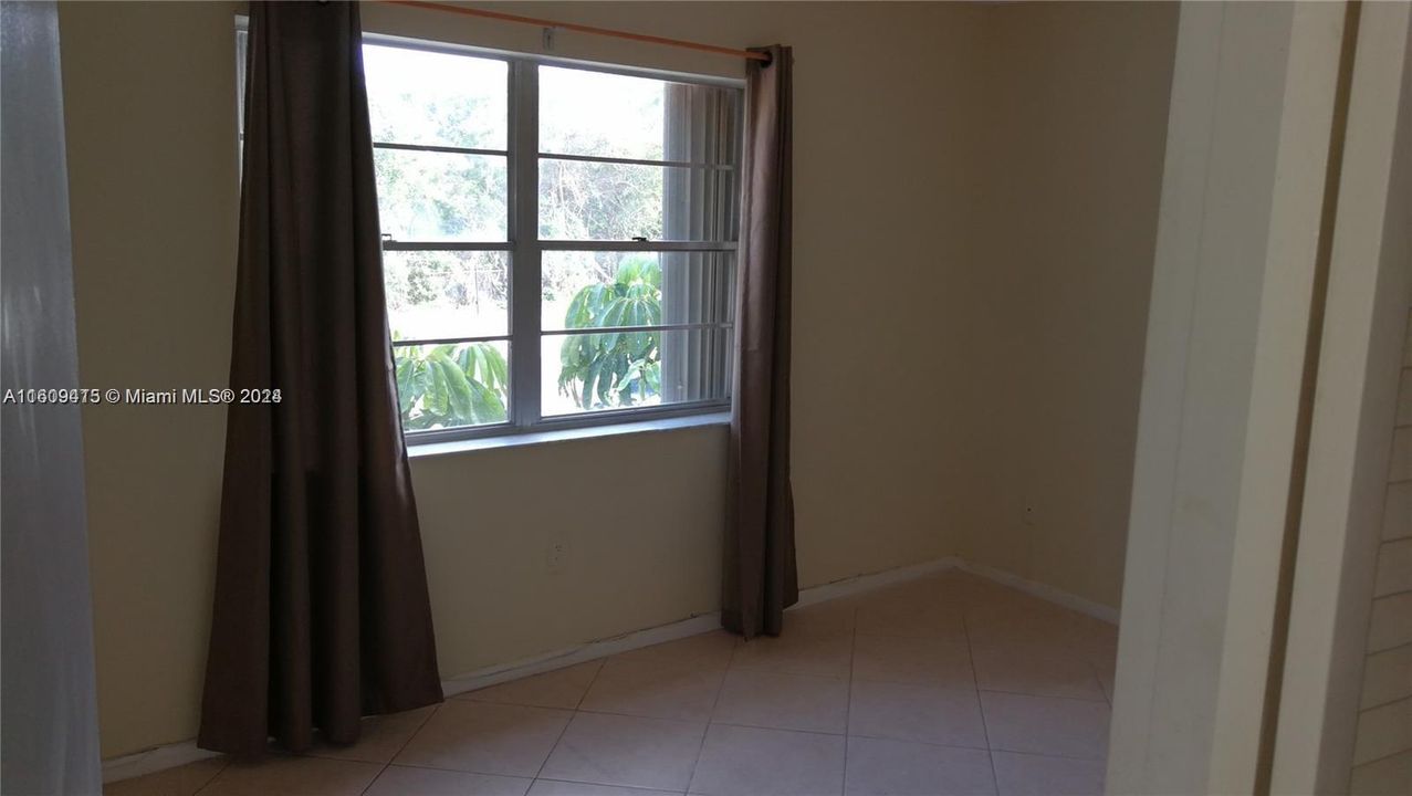 For Sale: $225,000 (2 beds, 2 baths, 1290 Square Feet)