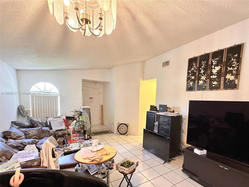 For Sale: $580,000 (4 beds, 2 baths, 1661 Square Feet)