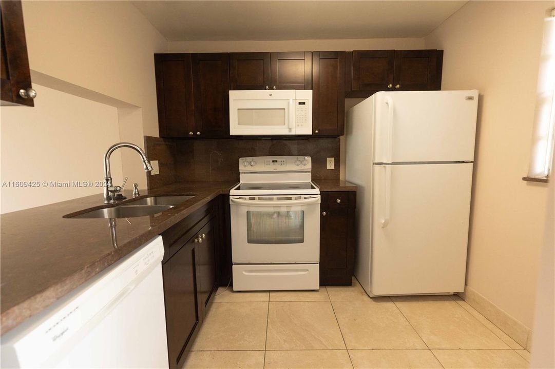 For Sale: $225,000 (2 beds, 2 baths, 970 Square Feet)