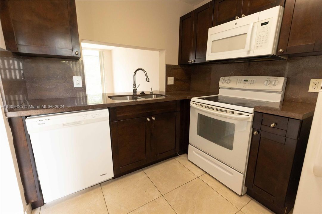 For Sale: $225,000 (2 beds, 2 baths, 970 Square Feet)