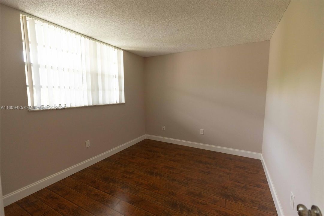 For Sale: $225,000 (2 beds, 2 baths, 970 Square Feet)