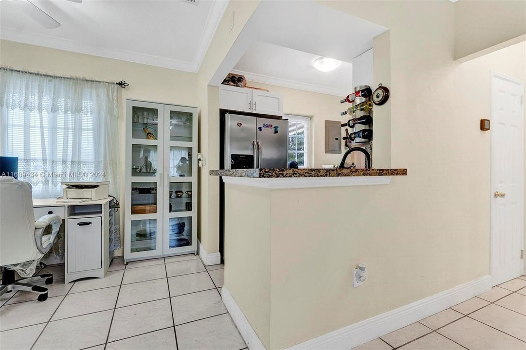 For Sale: $235,000 (1 beds, 1 baths, 589 Square Feet)