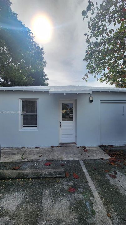 For Rent: $3,350 (4 beds, 2 baths, 2087 Square Feet)