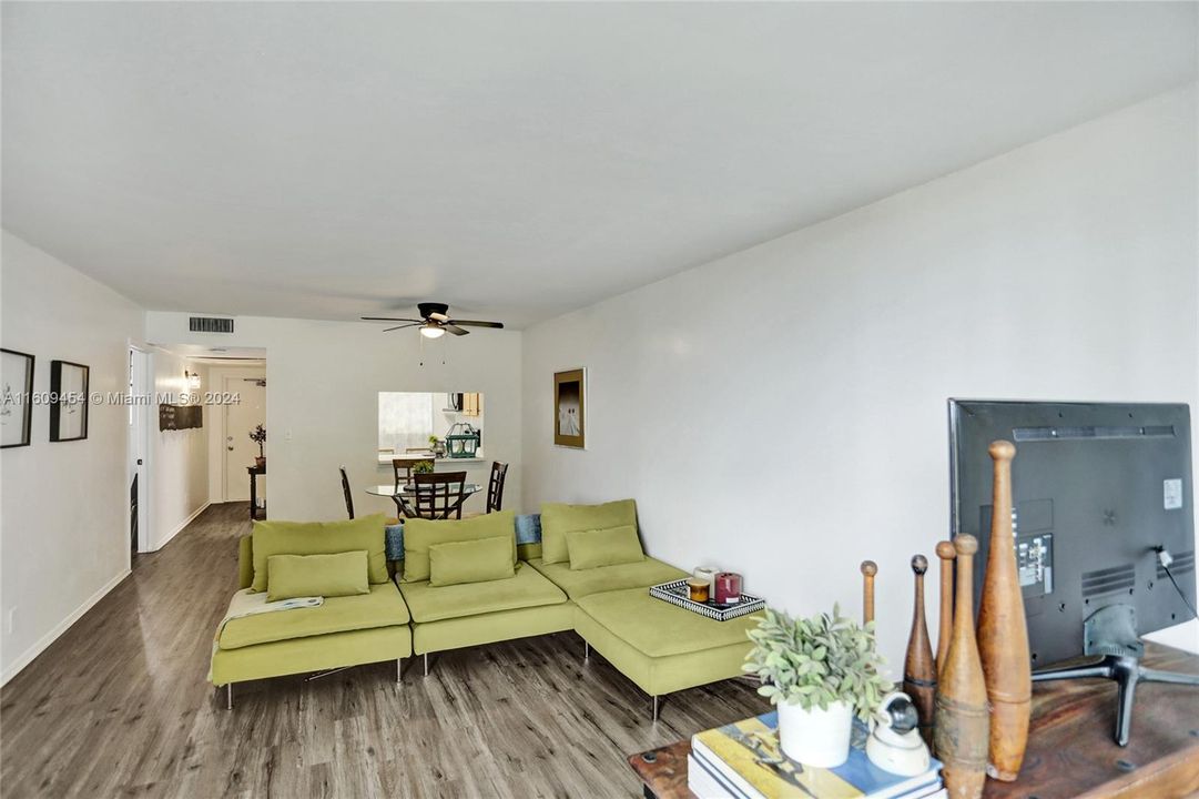 For Sale: $236,000 (2 beds, 2 baths, 900 Square Feet)