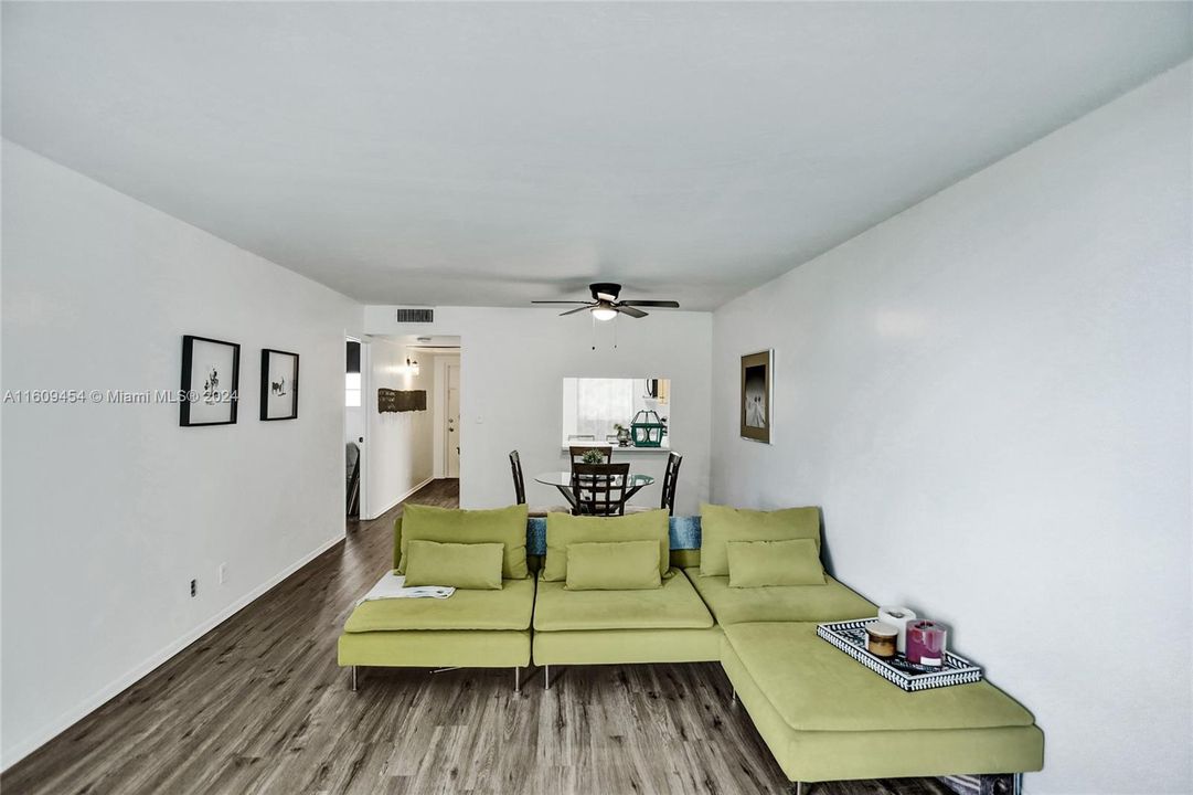 For Sale: $236,000 (2 beds, 2 baths, 900 Square Feet)