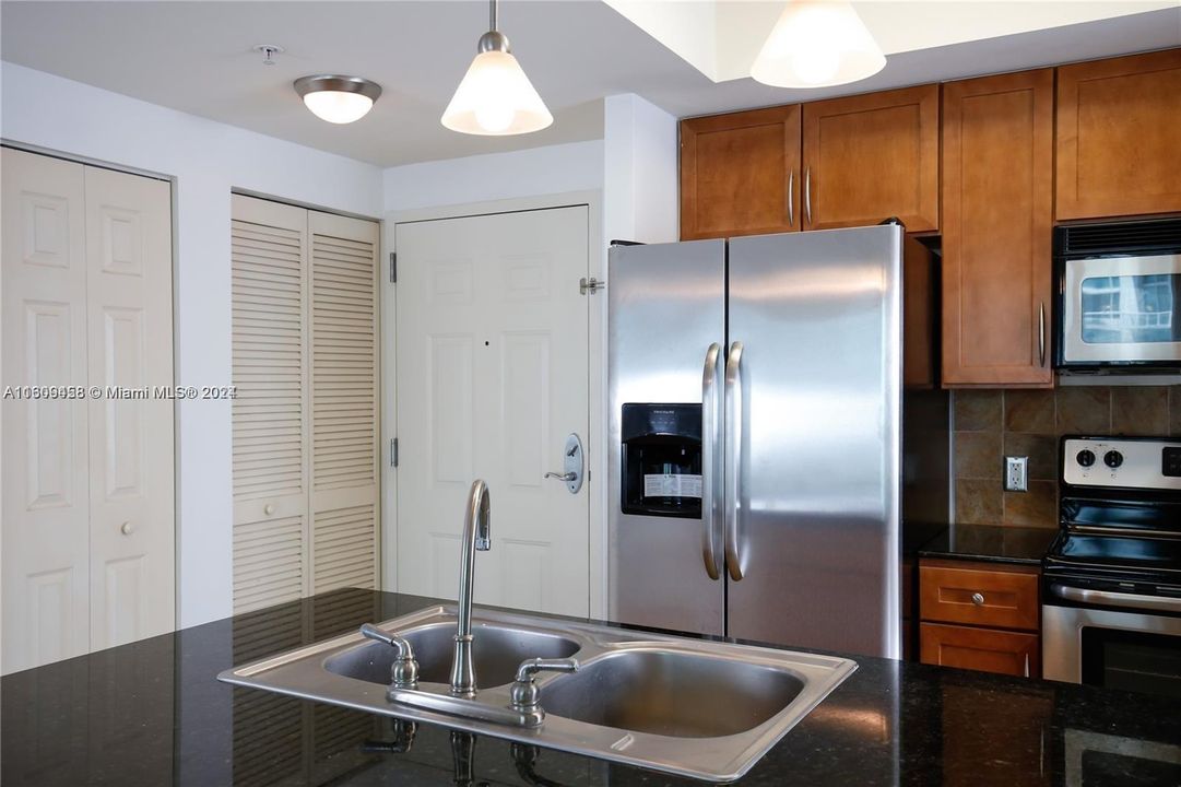 For Sale: $419,000 (1 beds, 1 baths, 721 Square Feet)