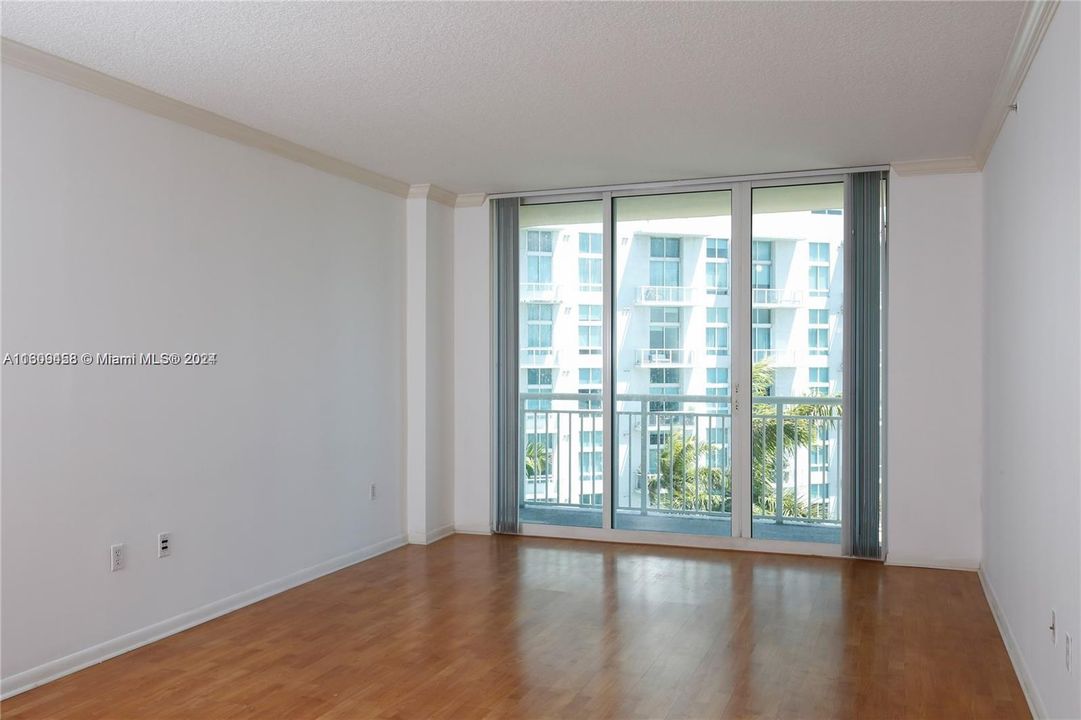 For Sale: $419,000 (1 beds, 1 baths, 721 Square Feet)