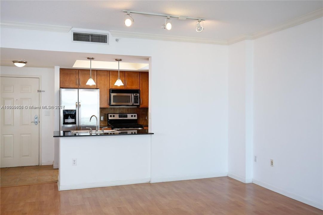 For Sale: $419,000 (1 beds, 1 baths, 721 Square Feet)