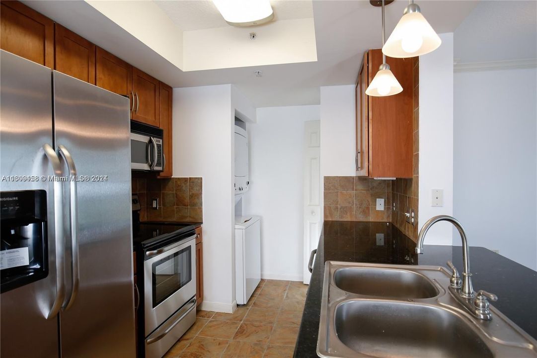 For Sale: $419,000 (1 beds, 1 baths, 721 Square Feet)