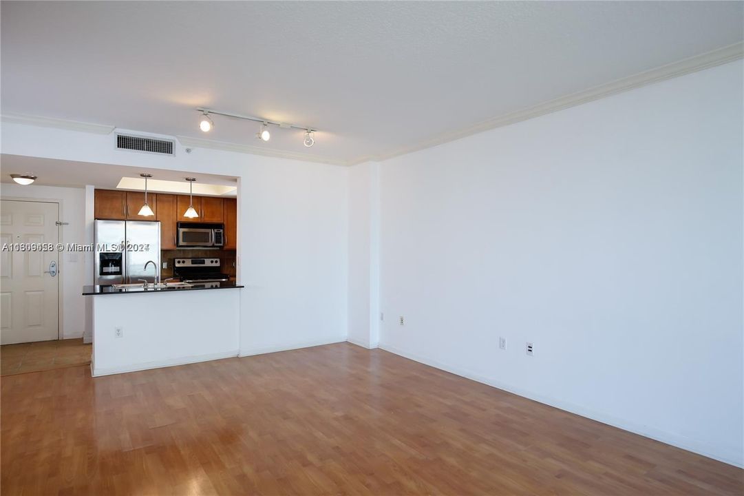 For Sale: $419,000 (1 beds, 1 baths, 721 Square Feet)