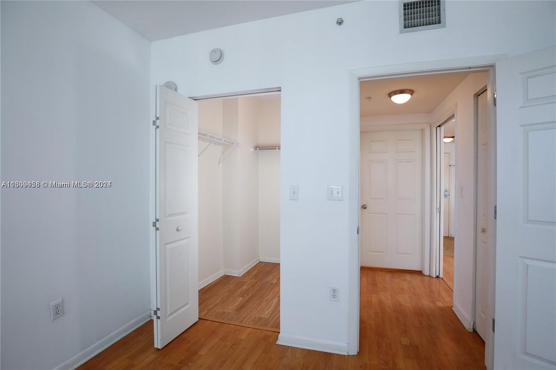 For Sale: $419,000 (1 beds, 1 baths, 721 Square Feet)