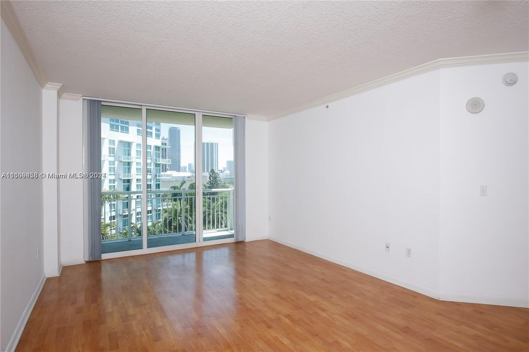 For Sale: $419,000 (1 beds, 1 baths, 721 Square Feet)