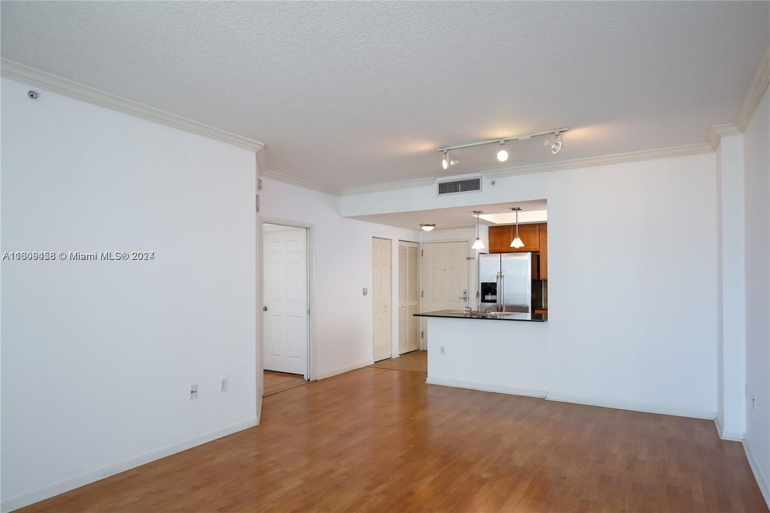 For Sale: $419,000 (1 beds, 1 baths, 721 Square Feet)