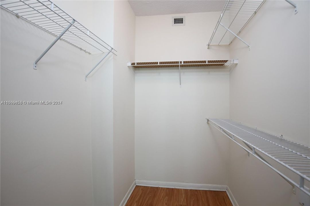 For Sale: $419,000 (1 beds, 1 baths, 721 Square Feet)