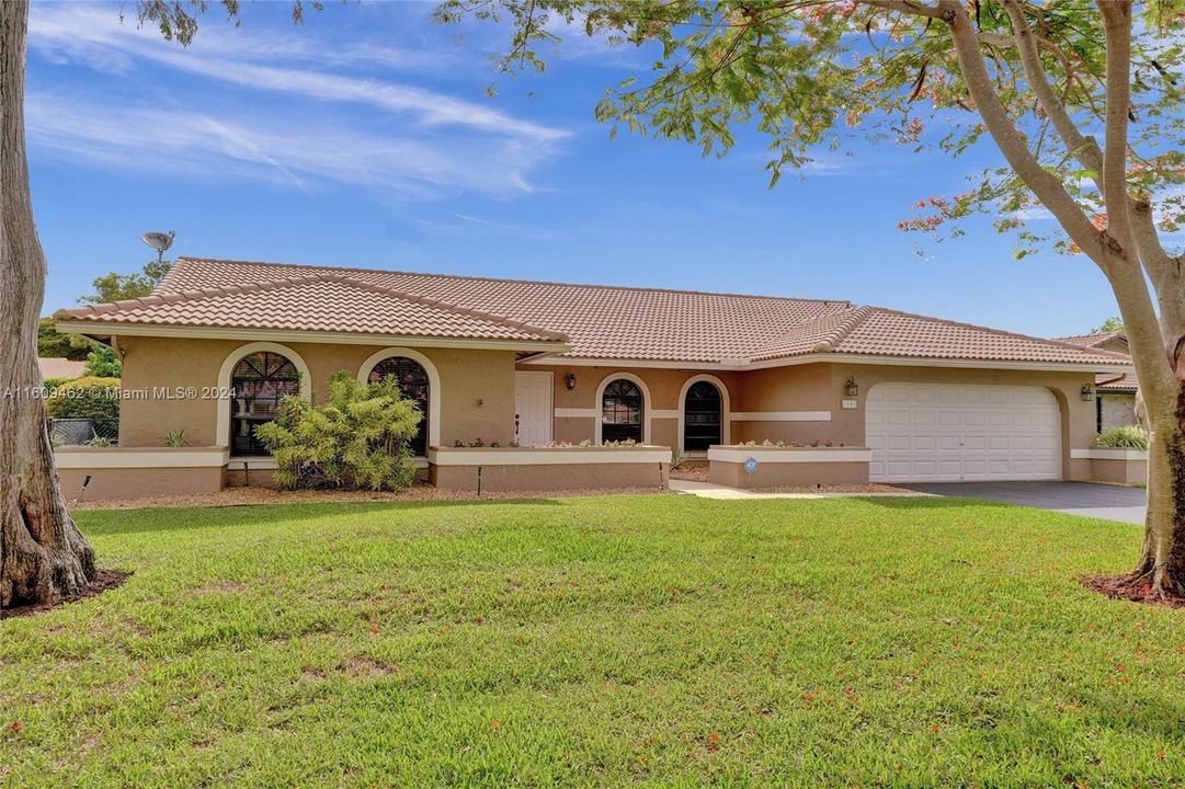 Active With Contract: $759,800 (4 beds, 2 baths, 2474 Square Feet)