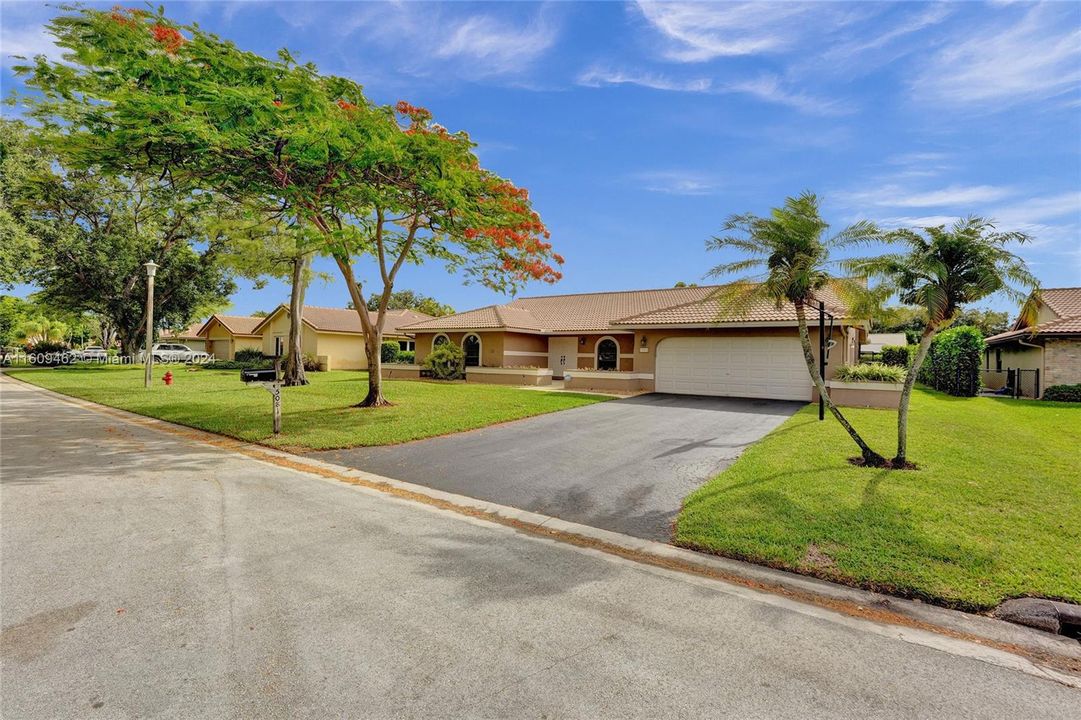 Active With Contract: $759,800 (4 beds, 2 baths, 2474 Square Feet)