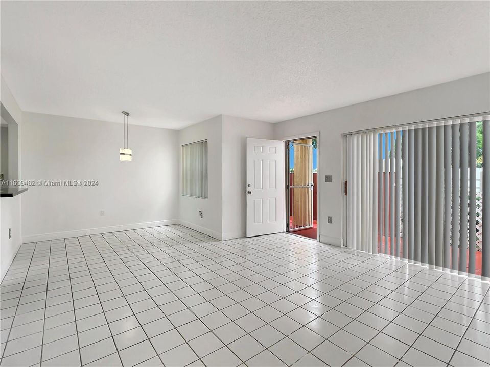 For Rent: $2,850 (2 beds, 2 baths, 979 Square Feet)