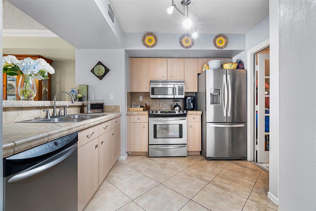 For Sale: $430,000 (2 beds, 2 baths, 1226 Square Feet)