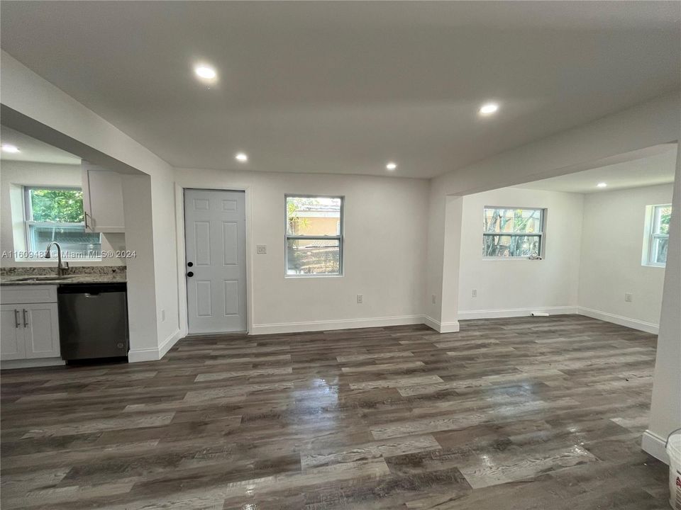 For Sale: $448,000 (3 beds, 1 baths, 970 Square Feet)