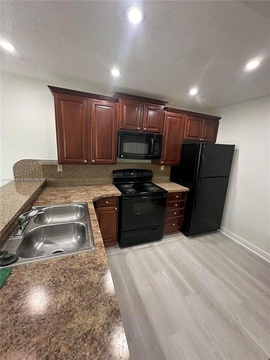 For Rent: $1,950 (1 beds, 1 baths, 749 Square Feet)