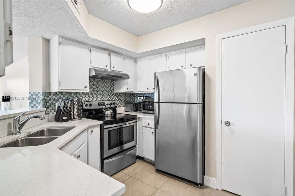 For Sale: $274,900 (2 beds, 2 baths, 887 Square Feet)