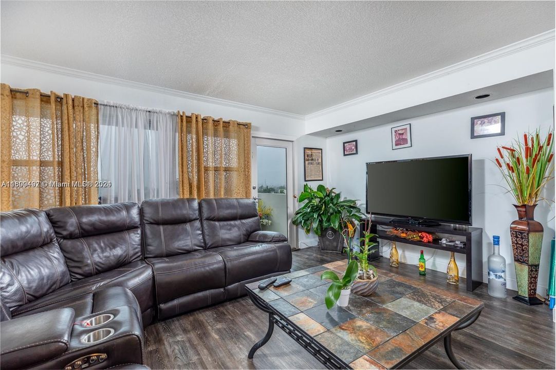 For Sale: $365,000 (2 beds, 2 baths, 1300 Square Feet)
