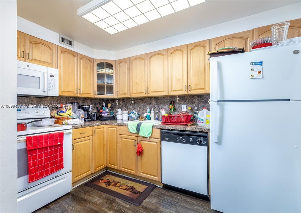 For Sale: $365,000 (2 beds, 2 baths, 1300 Square Feet)