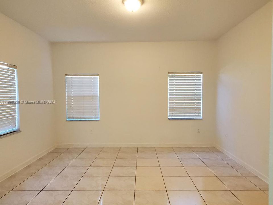 Recently Rented: $3,300 (3 beds, 2 baths, 1460 Square Feet)