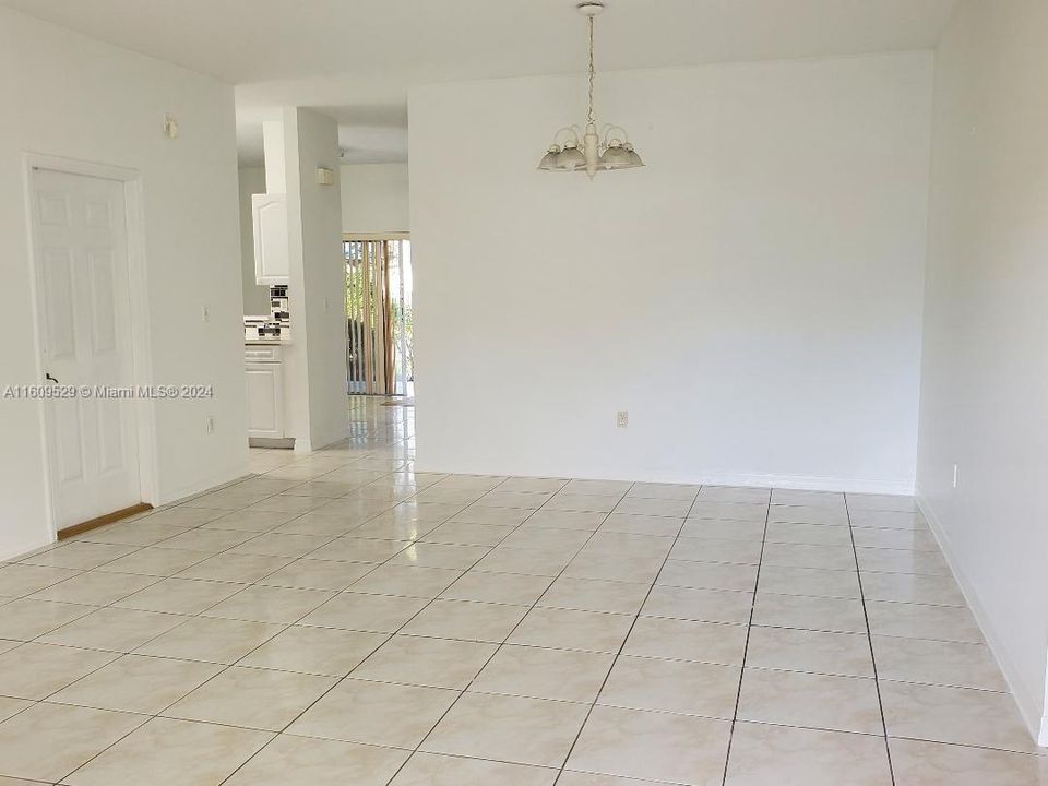 Recently Rented: $3,300 (3 beds, 2 baths, 1460 Square Feet)