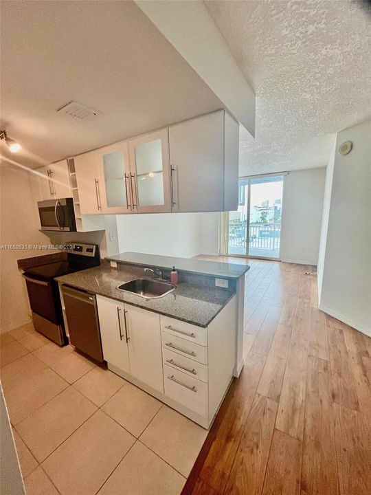 For Rent: $2,550 (1 beds, 1 baths, 718 Square Feet)