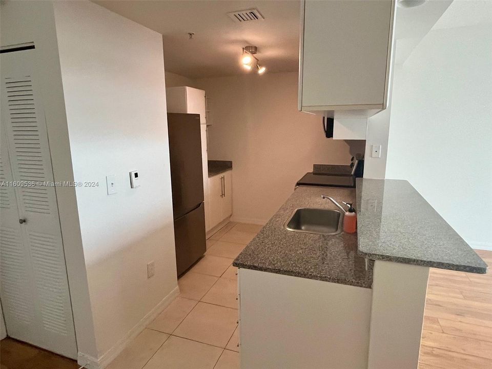 For Rent: $2,550 (1 beds, 1 baths, 718 Square Feet)