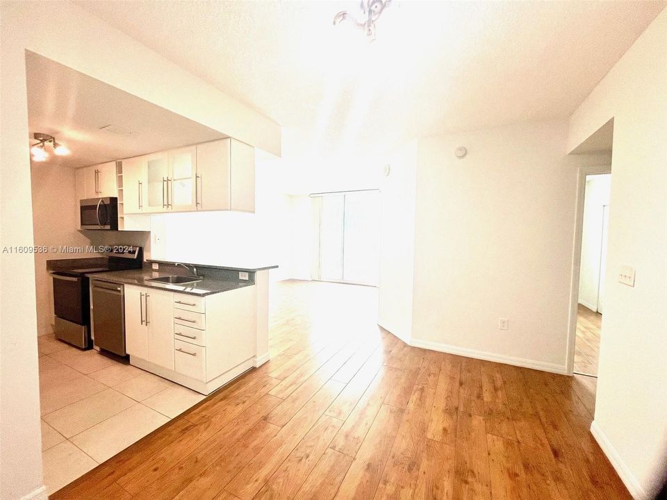 For Rent: $2,550 (1 beds, 1 baths, 718 Square Feet)