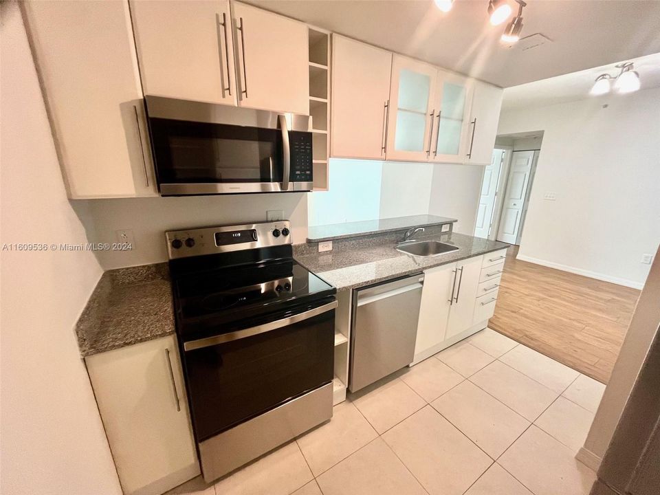 For Rent: $2,550 (1 beds, 1 baths, 718 Square Feet)