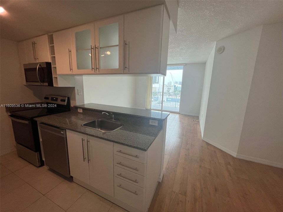 For Rent: $2,550 (1 beds, 1 baths, 718 Square Feet)