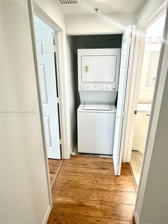 For Rent: $2,550 (1 beds, 1 baths, 718 Square Feet)