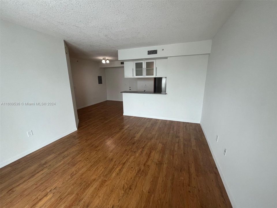 For Rent: $2,550 (1 beds, 1 baths, 718 Square Feet)