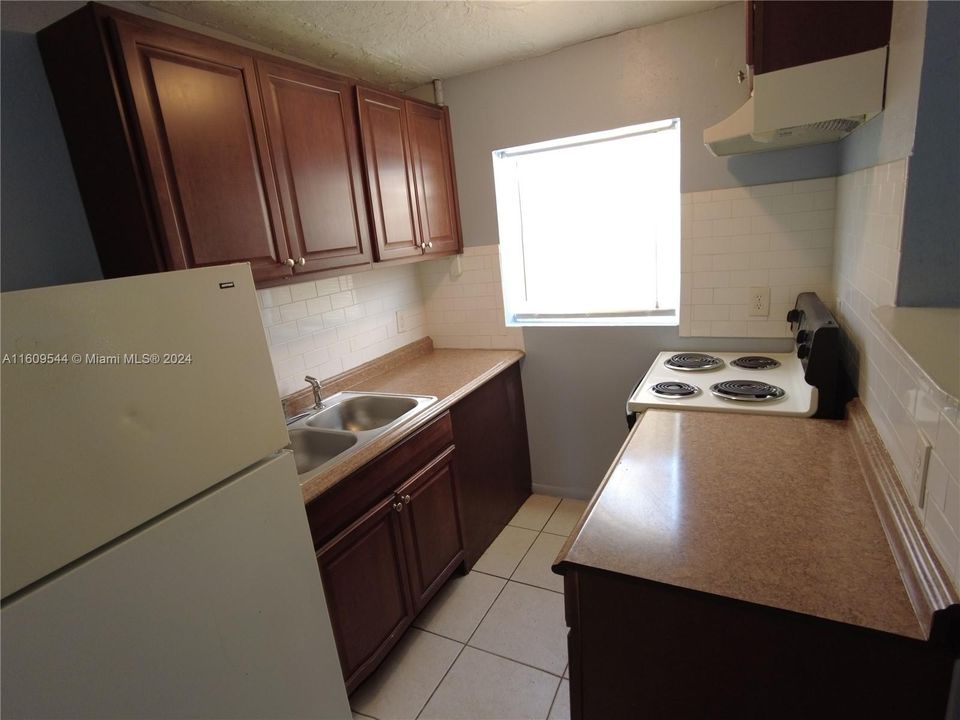 Active With Contract: $1,600 (1 beds, 1 baths, 440 Square Feet)