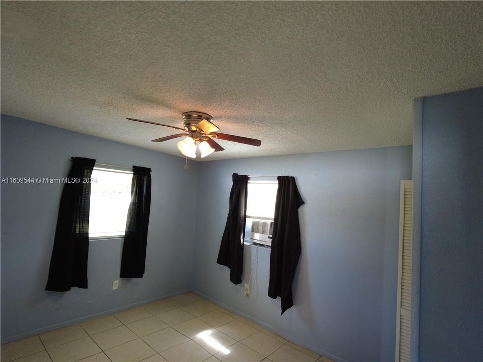 Active With Contract: $1,600 (1 beds, 1 baths, 440 Square Feet)