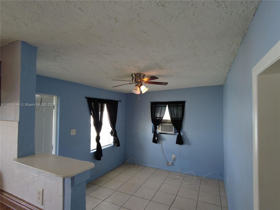 Active With Contract: $1,600 (1 beds, 1 baths, 440 Square Feet)