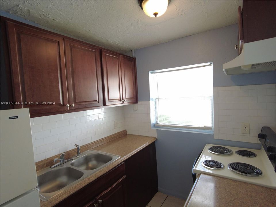 Active With Contract: $1,600 (1 beds, 1 baths, 440 Square Feet)