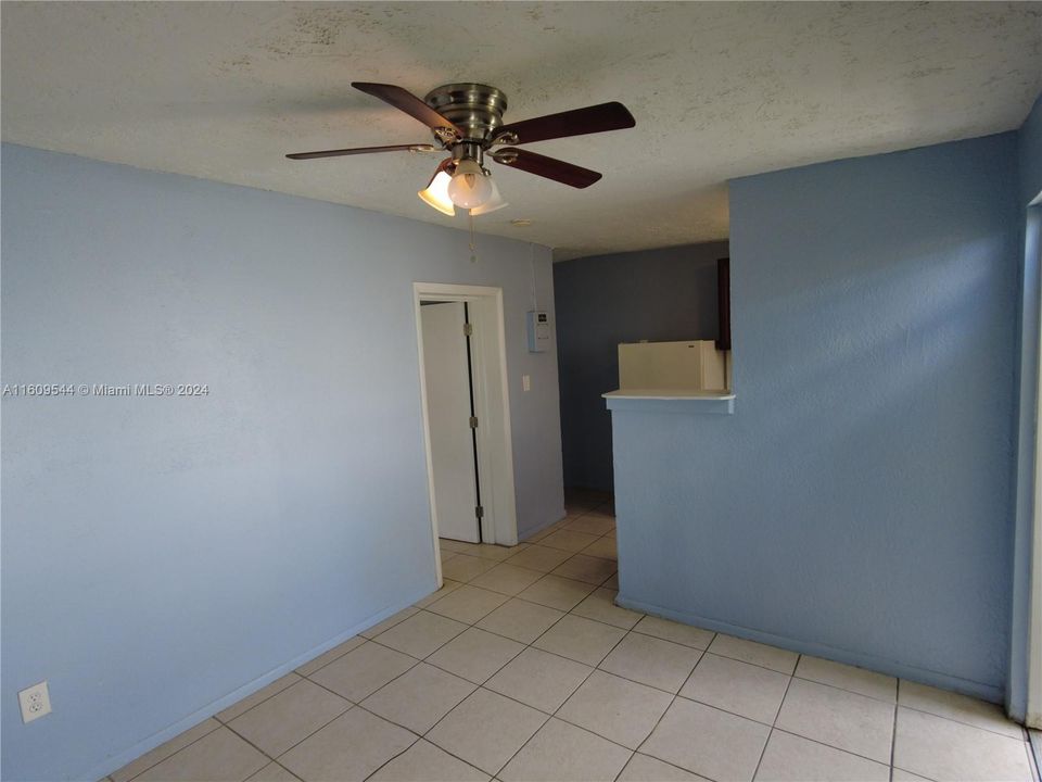 Active With Contract: $1,600 (1 beds, 1 baths, 440 Square Feet)