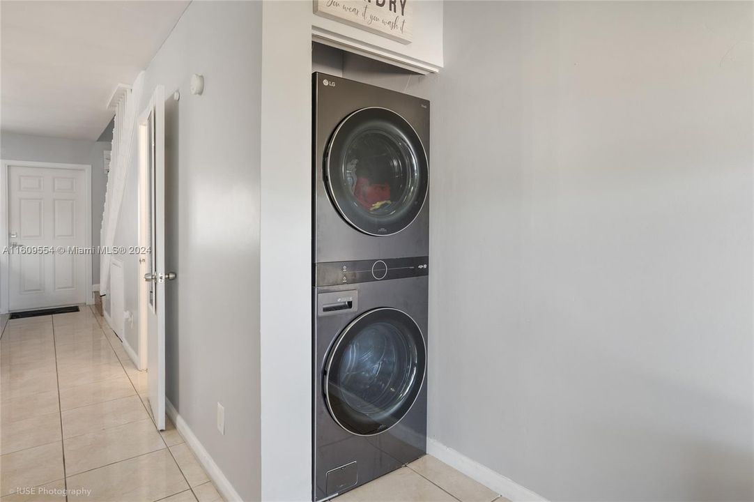 Active With Contract: $2,350 (2 beds, 1 baths, 1008 Square Feet)