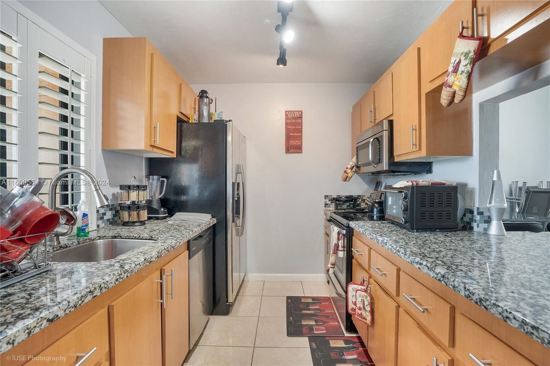 Recently Rented: $2,350 (2 beds, 1 baths, 1008 Square Feet)