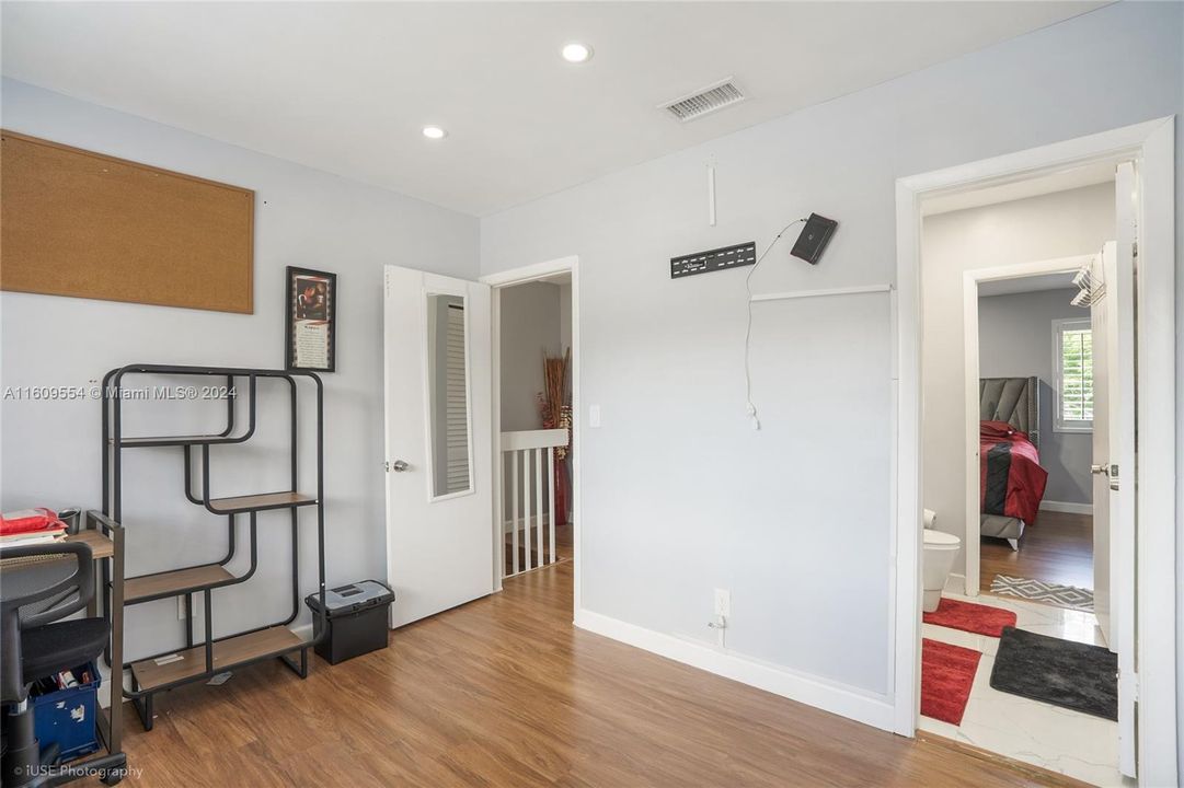 Active With Contract: $2,350 (2 beds, 1 baths, 1008 Square Feet)