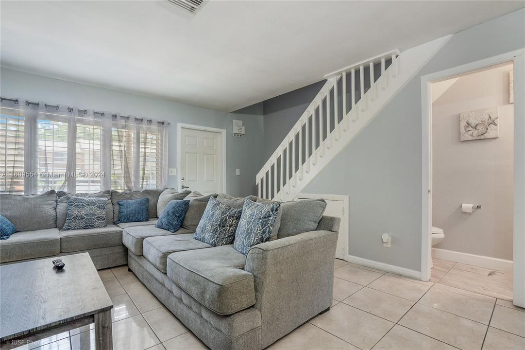 Active With Contract: $2,350 (2 beds, 1 baths, 1008 Square Feet)