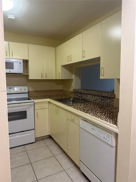 For Rent: $2,300 (2 beds, 2 baths, 936 Square Feet)